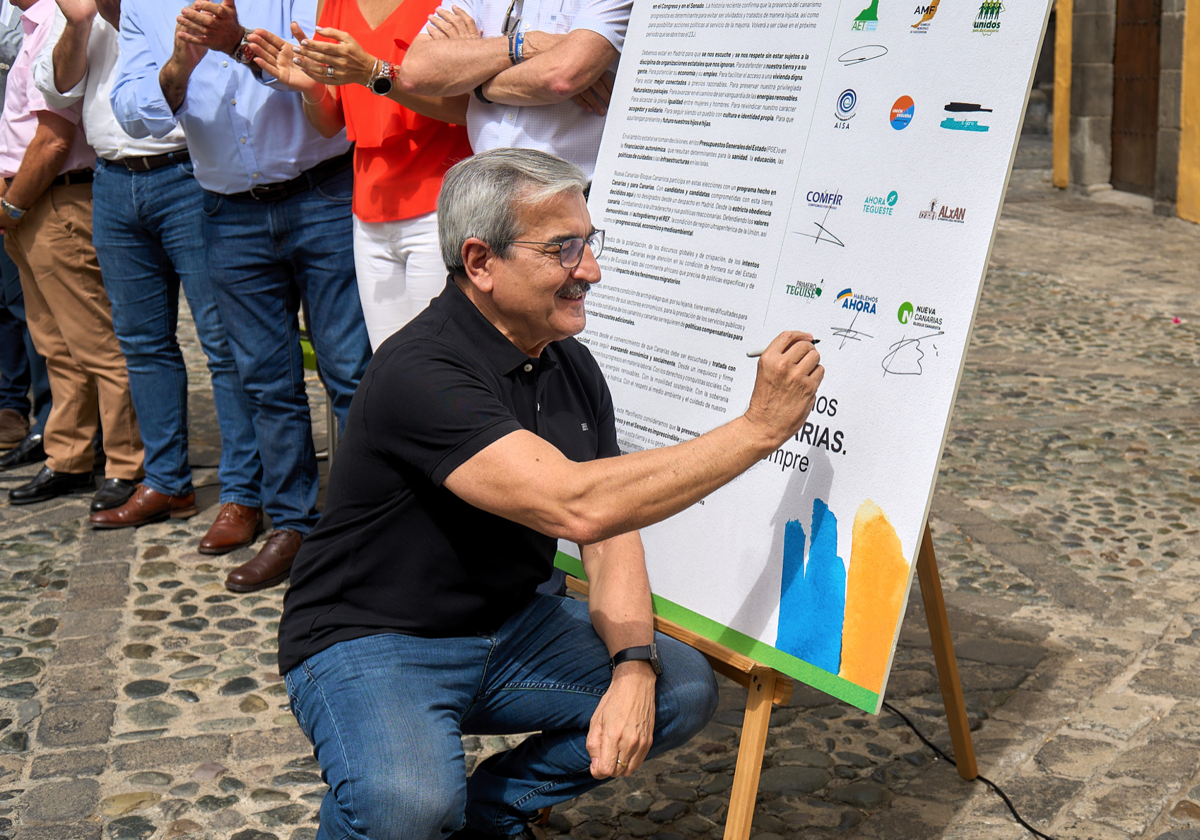 Román Rodríguez firma el acuerdo que incluye las 21 formaciones de 'obediencia canaria' al 23J