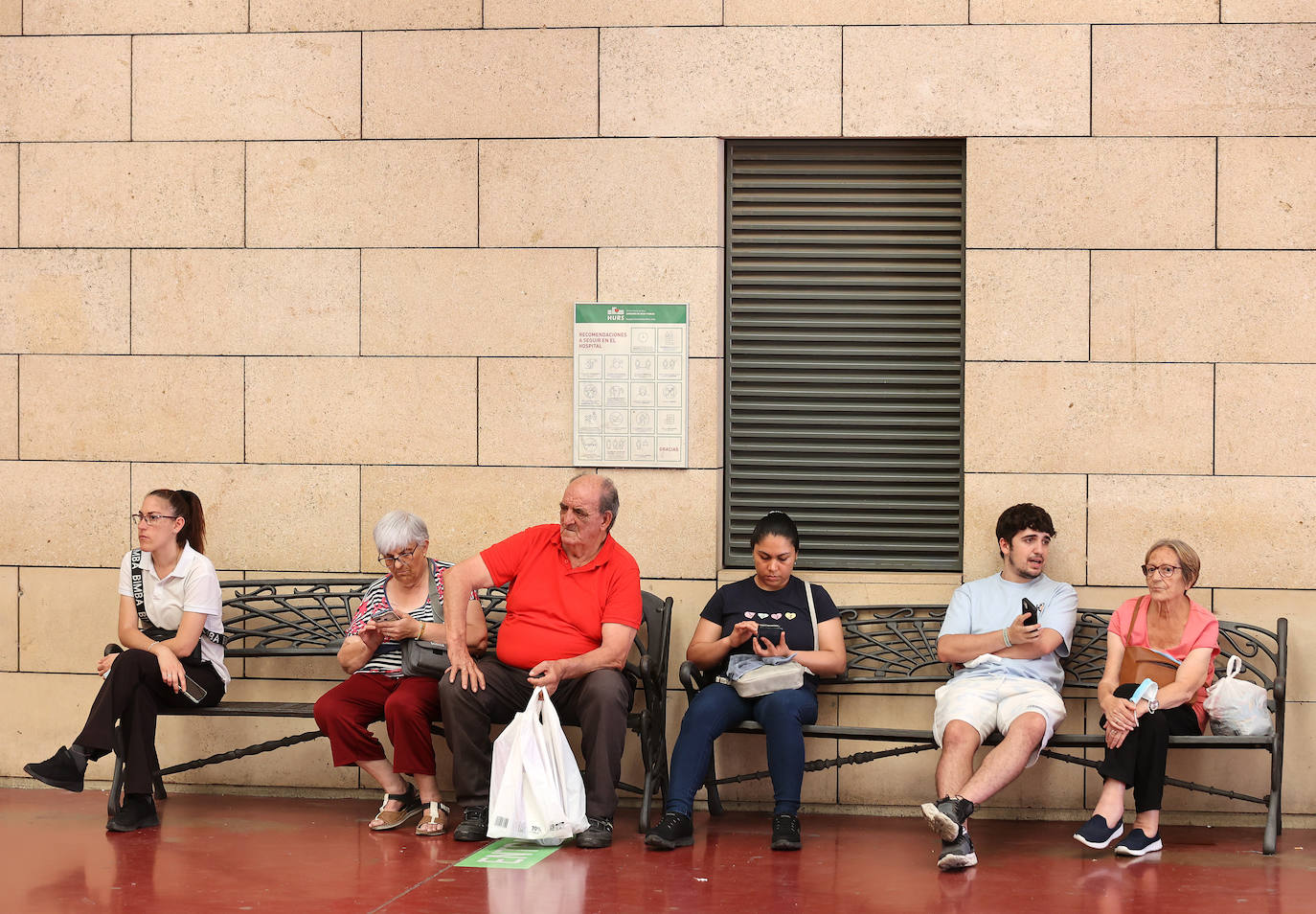 El final de la mascarilla obligatoria en los centros sanitarios de Córdoba, en imágenes