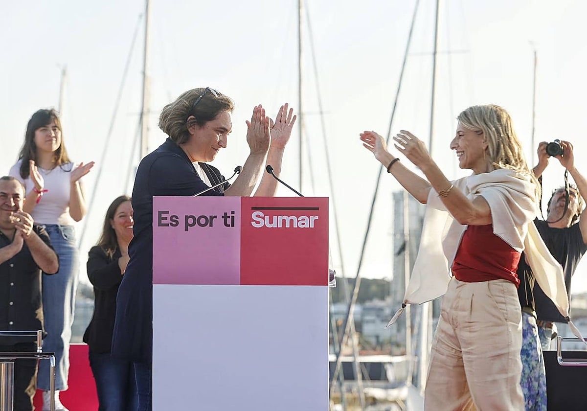 La líder de Sumar, Yolanda Díaz, y la exalcaldesa de Barcelona, Ada Colau, este jueves en la apertura de campaña en La Coruña