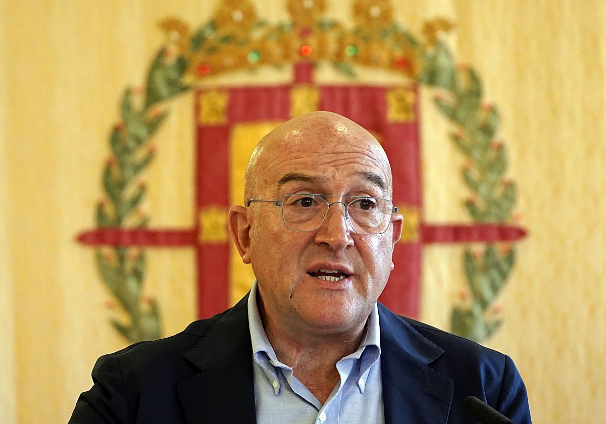 El alcalde de Valladolid, Jesús Julio Carnero, durante la rueda de prensa