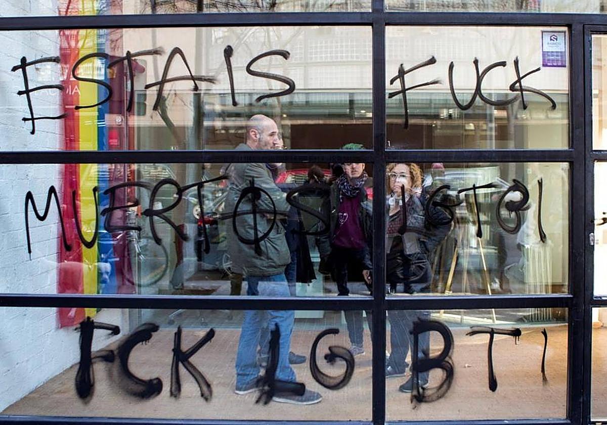 Pintada contra el colectivo LGTBI