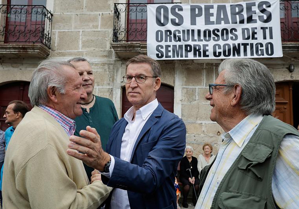 El líder del Partido Popular, Alberto Núñez Feijóo, durante su visita a Os Peares