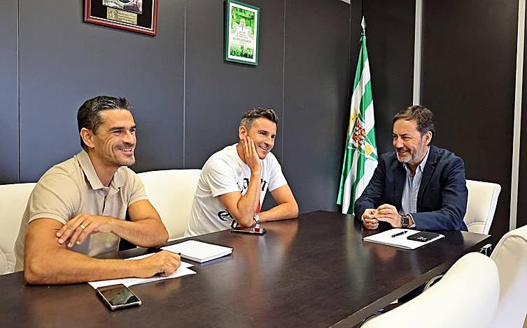 Imagen principal - El nuevo entrenador Iván Ania aterriza en el Córdoba CF