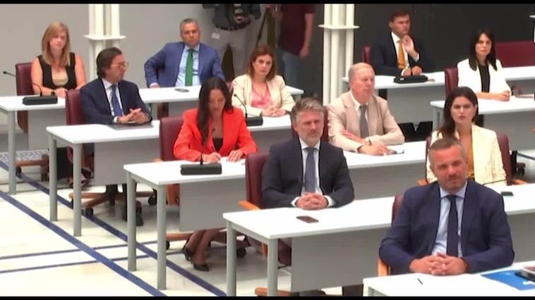 López Miras ofrece a Vox llegar a "grandes acuerdos" e insta a no caer en el "fetichismo del sillón"