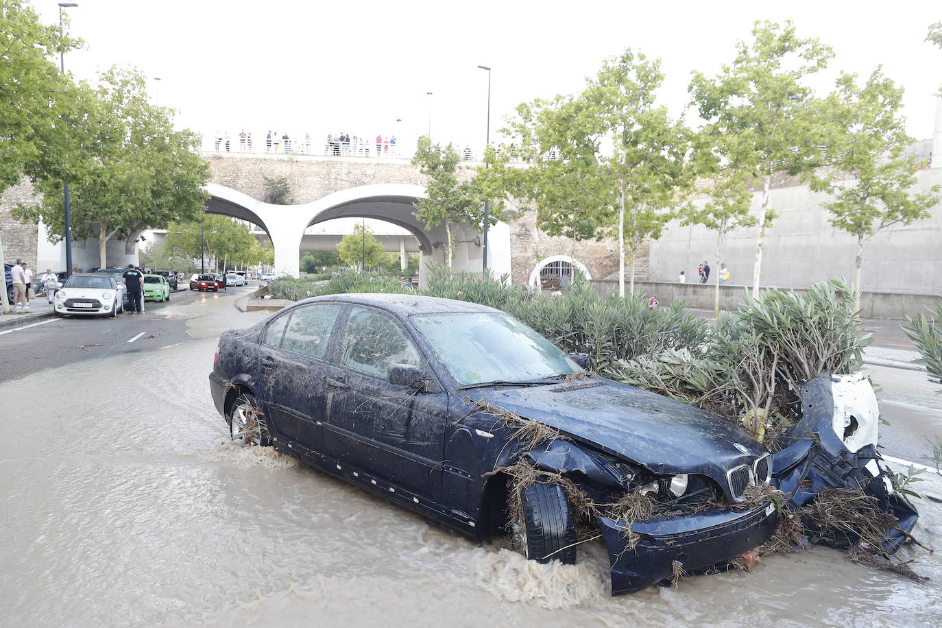 Un vehículo con el morro destrozado tras ser arrastrado por la riada.