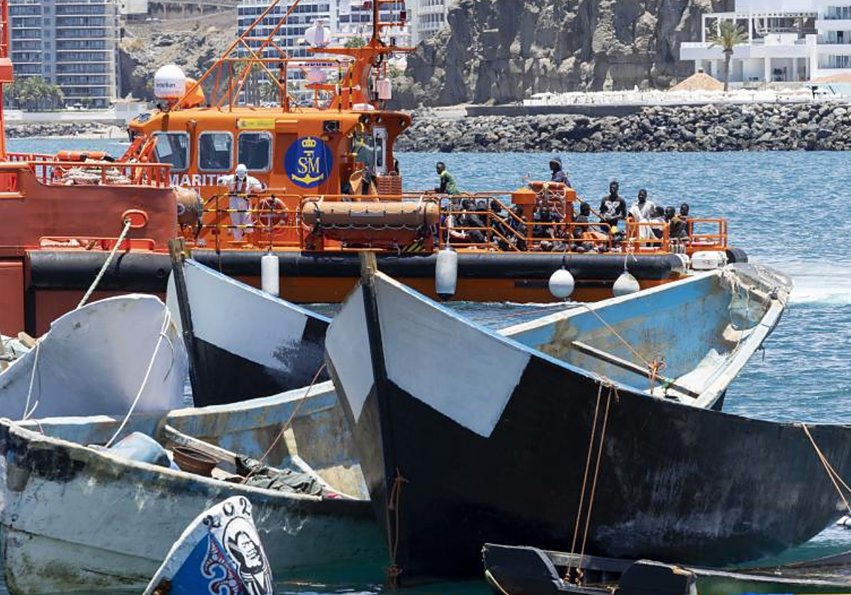 Desembarco de los ocupantes de varios cayucos este mes de junio en el muelle de Arguineguín