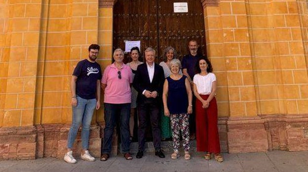 Juan José Primo Jurado y Dolores Villanueva, en el centro, junto a hermanos y técnicos del IAPH, ante la ermita