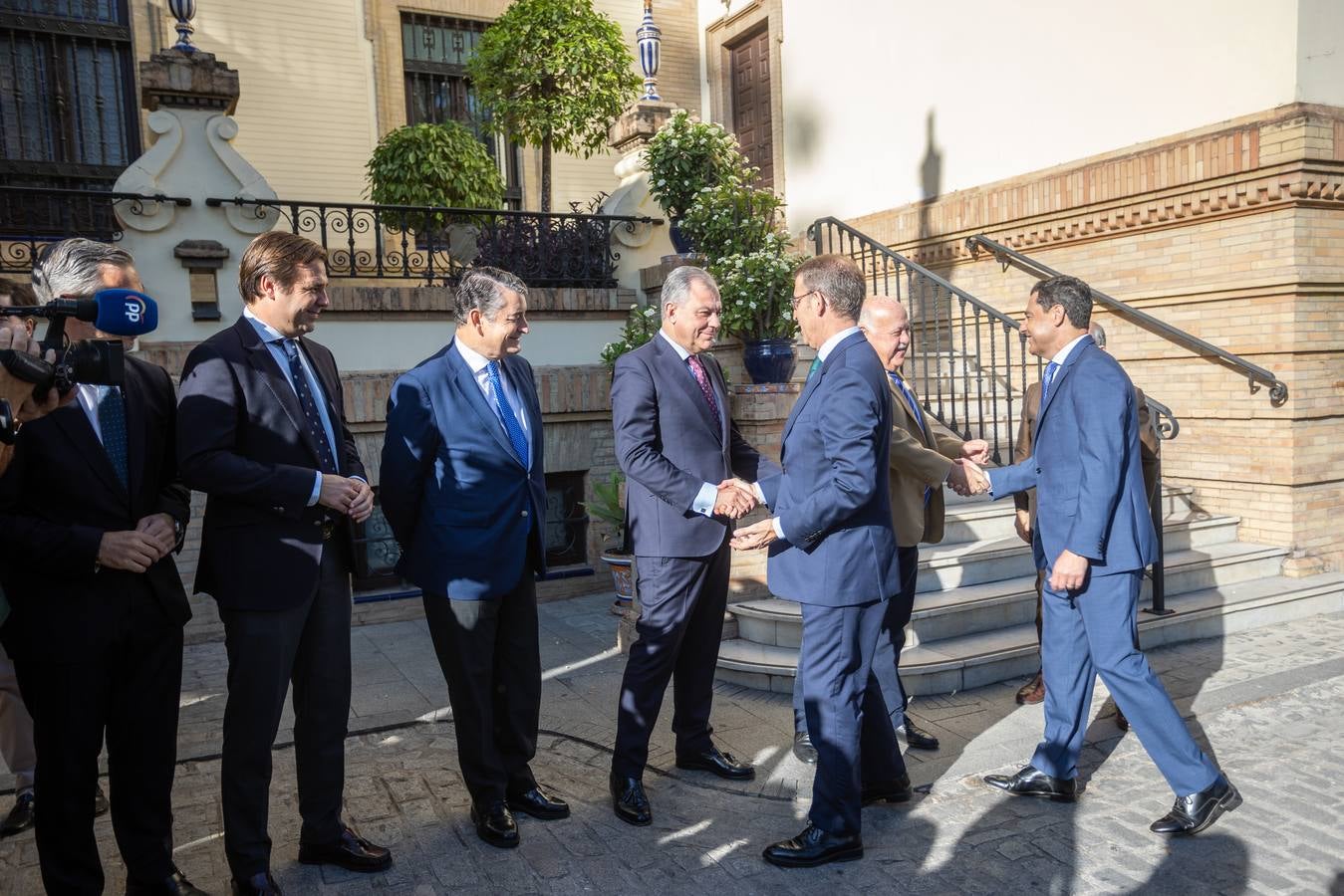 El candidato popular a la presidencia del Gobierno, Alberto Núñez Feijóo, este viernes en un acto en Sevilla con el presidente de la Junta, Juanma Moreno