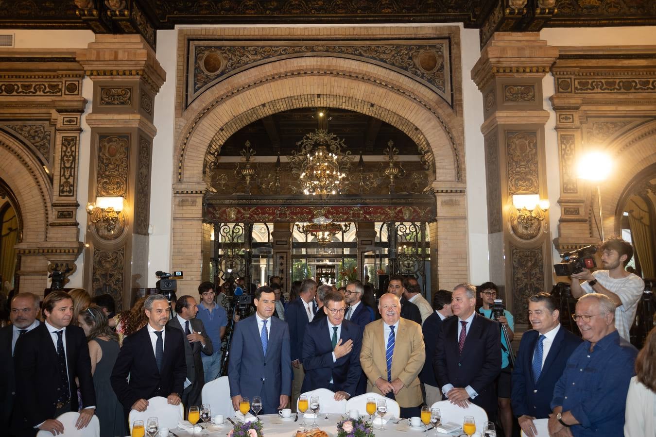 El candidato popular a la presidencia del Gobierno, Alberto Núñez Feijóo, este viernes en un acto en Sevilla con el presidente de la Junta, Juanma Moreno