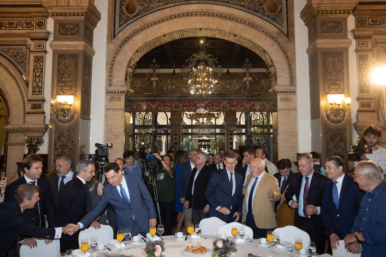 El candidato popular a la presidencia del Gobierno, Alberto Núñez Feijóo, este viernes en un acto en Sevilla con el presidente de la Junta, Juanma Moreno