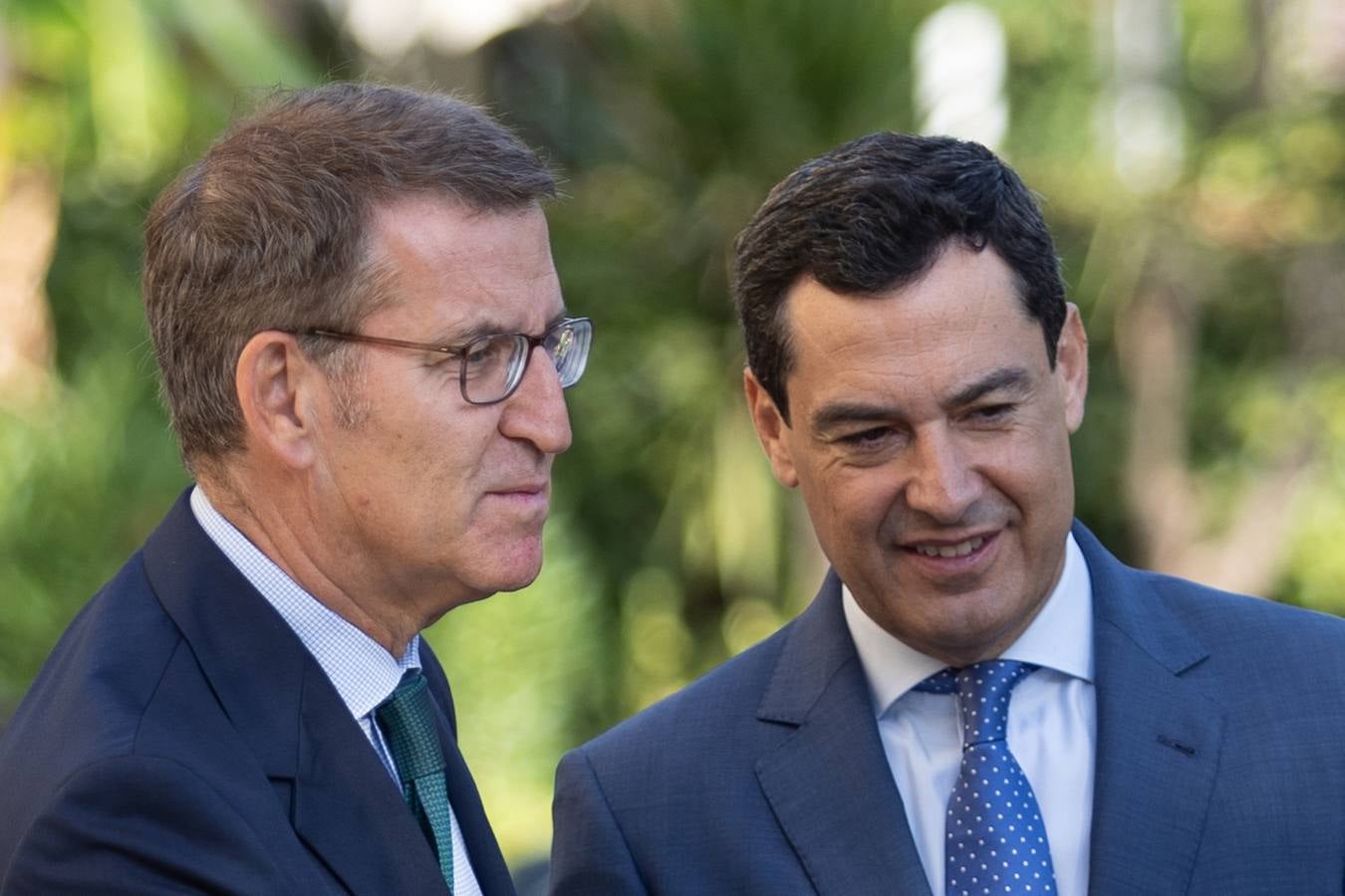 El candidato popular a la presidencia del Gobierno, Alberto Núñez Feijóo, este viernes en un acto en Sevilla con el presidente de la Junta, Juanma Moreno