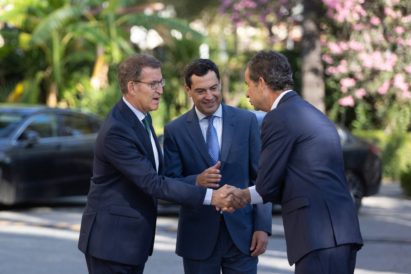 El candidato popular a la presidencia del Gobierno, Alberto Núñez Feijóo, este viernes en un acto en Sevilla con el presidente de la Junta, Juanma Moreno