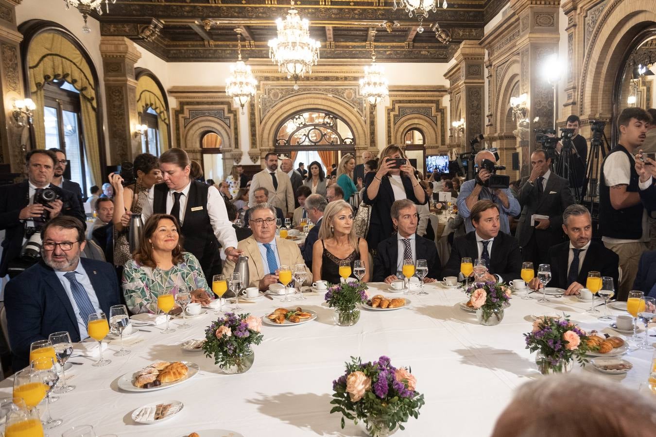 El candidato popular a la presidencia del Gobierno, Alberto Núñez Feijóo, este viernes en un acto en Sevilla con el presidente de la Junta, Juanma Moreno