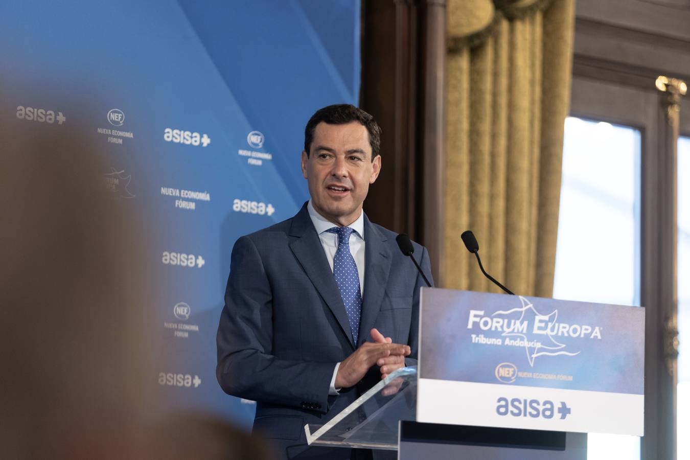 El candidato popular a la presidencia del Gobierno, Alberto Núñez Feijóo, este viernes en un acto en Sevilla con el presidente de la Junta, Juanma Moreno