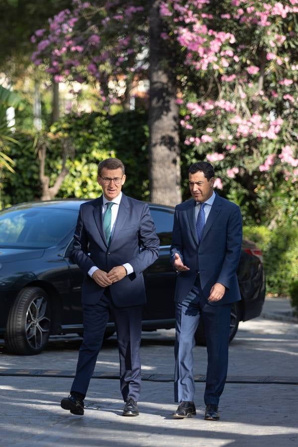 El candidato popular a la presidencia del Gobierno, Alberto Núñez Feijóo, este viernes en un acto en Sevilla con el presidente de la Junta, Juanma Moreno