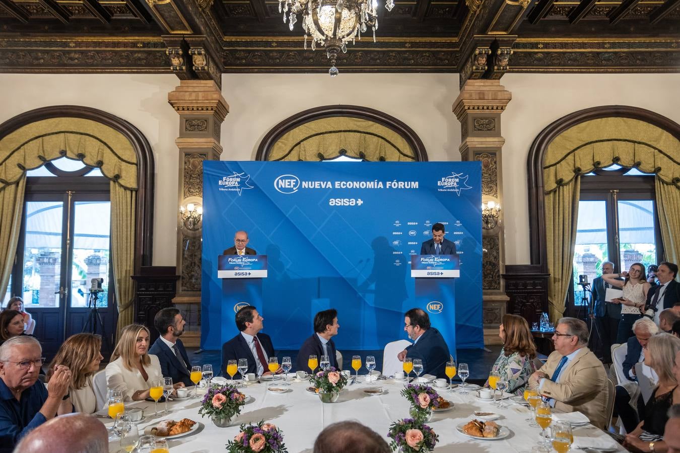 El candidato popular a la presidencia del Gobierno, Alberto Núñez Feijóo, este viernes en un acto en Sevilla con el presidente de la Junta, Juanma Moreno