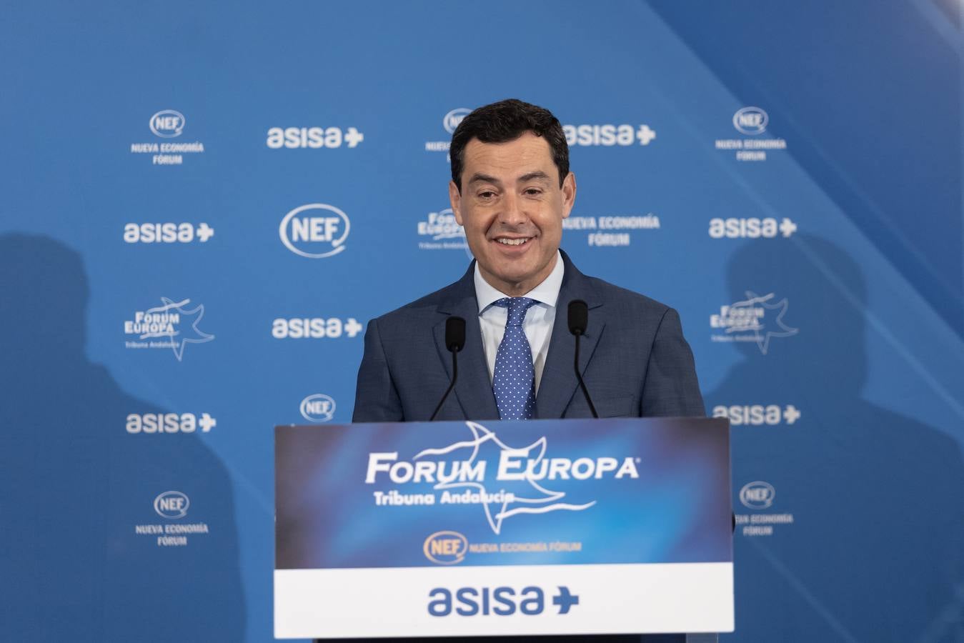 El candidato popular a la presidencia del Gobierno, Alberto Núñez Feijóo, este viernes en un acto en Sevilla con el presidente de la Junta, Juanma Moreno