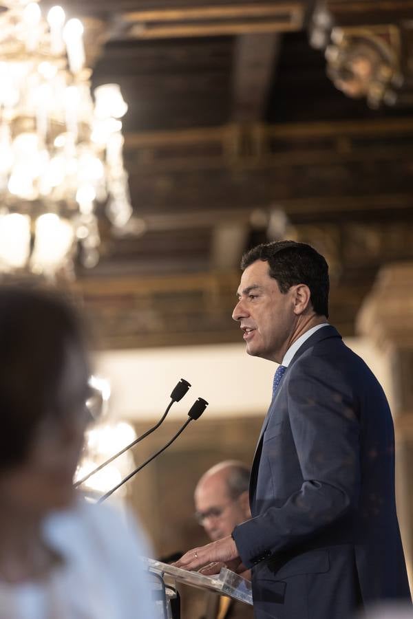 El candidato popular a la presidencia del Gobierno, Alberto Núñez Feijóo, este viernes en un acto en Sevilla con el presidente de la Junta, Juanma Moreno