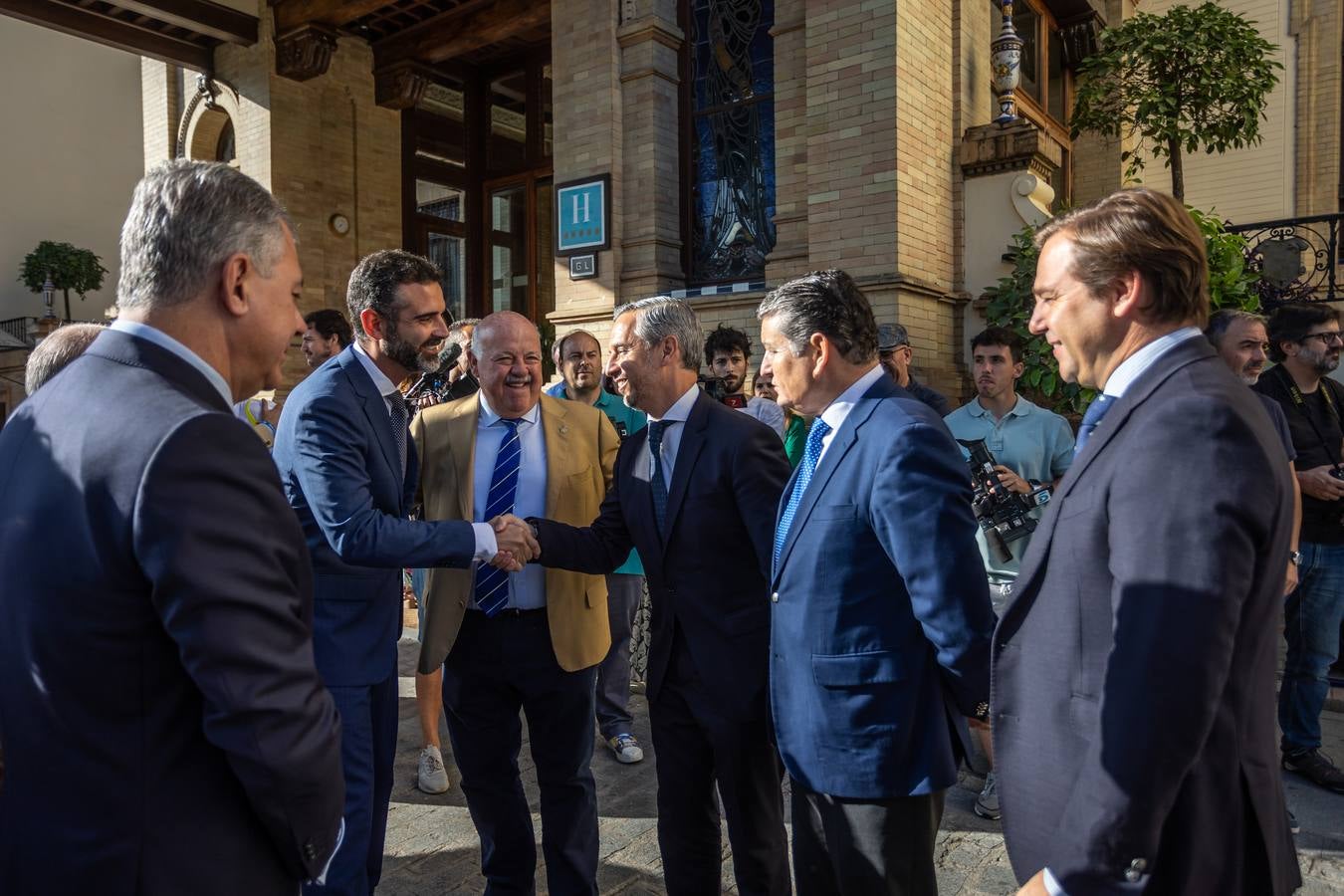 El candidato popular a la presidencia del Gobierno, Alberto Núñez Feijóo, este viernes en un acto en Sevilla con el presidente de la Junta, Juanma Moreno