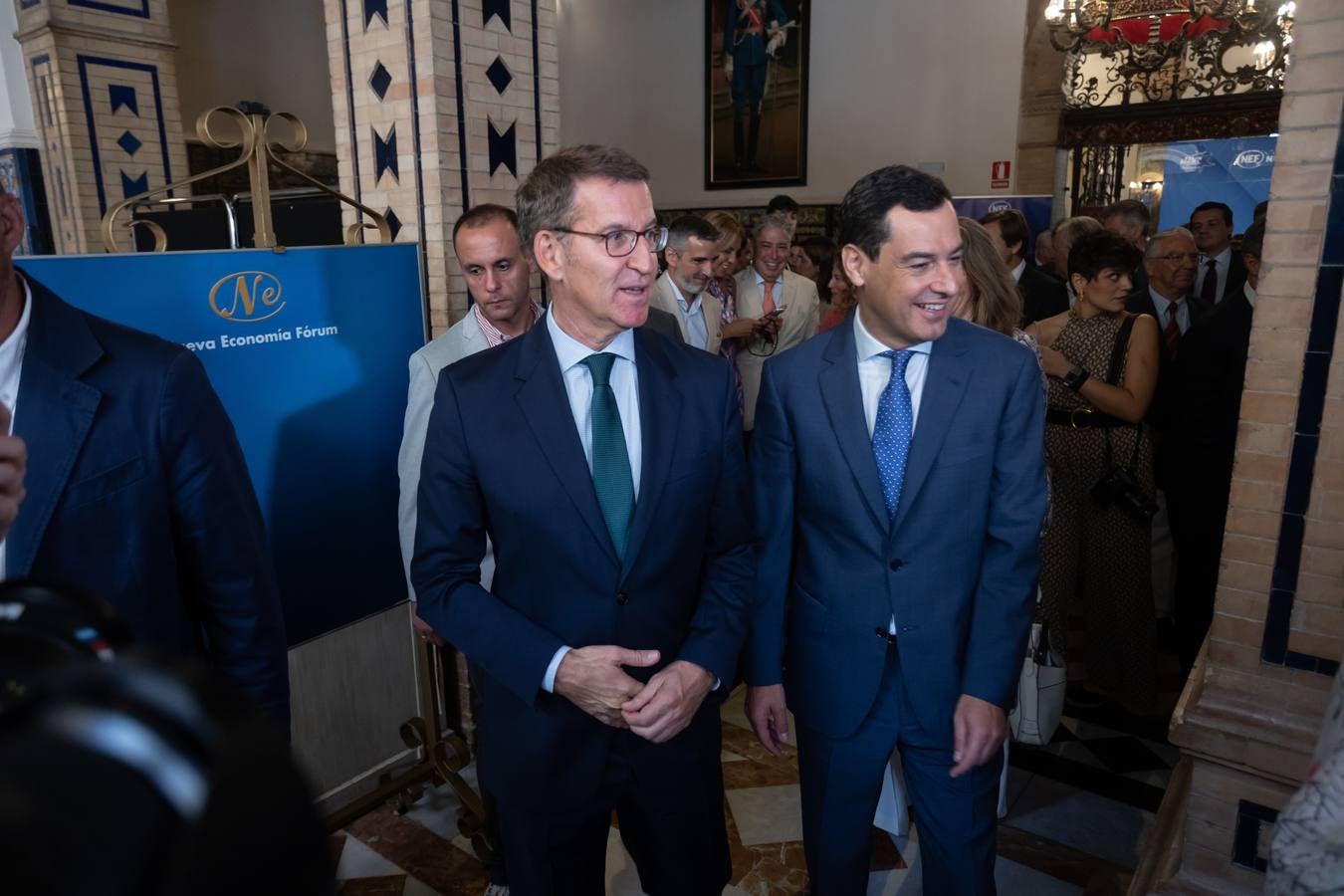 El candidato popular a la presidencia del Gobierno, Alberto Núñez Feijóo, este viernes en un acto en Sevilla con el presidente de la Junta, Juanma Moreno