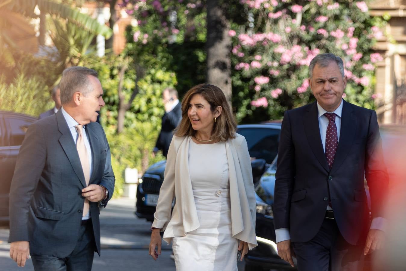 El candidato popular a la presidencia del Gobierno, Alberto Núñez Feijóo, este viernes en un acto en Sevilla con el presidente de la Junta, Juanma Moreno