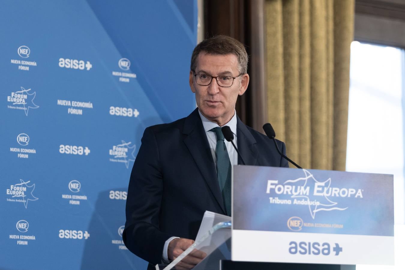 El candidato popular a la presidencia del Gobierno, Alberto Núñez Feijóo, este viernes en un acto en Sevilla con el presidente de la Junta, Juanma Moreno