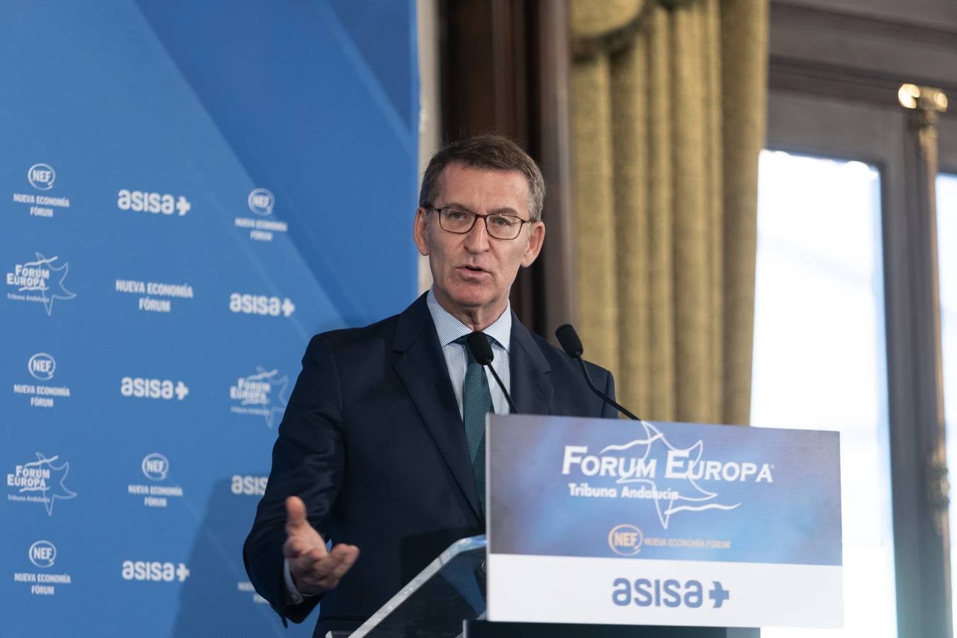 El candidato popular a la presidencia del Gobierno, Alberto Núñez Feijóo, este viernes en un acto en Sevilla con el presidente de la Junta, Juanma Moreno