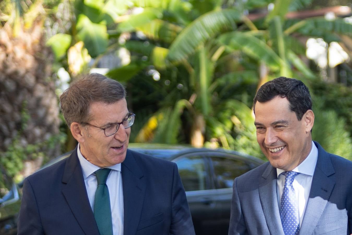 El candidato popular a la presidencia del Gobierno, Alberto Núñez Feijóo, este viernes en un acto en Sevilla con el presidente de la Junta, Juanma Moreno