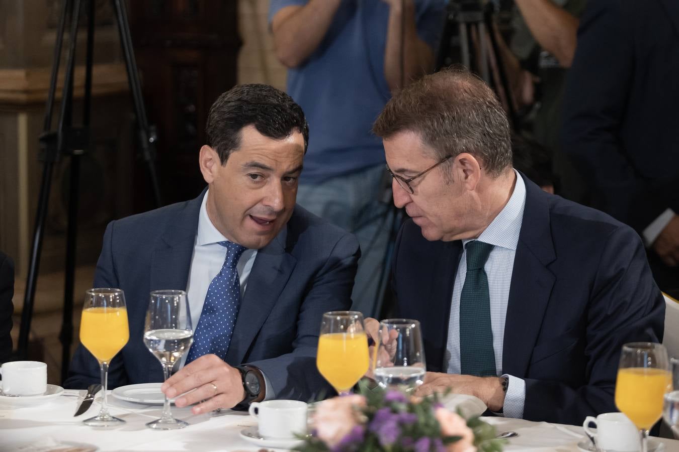 El candidato popular a la presidencia del Gobierno, Alberto Núñez Feijóo, este viernes en un acto en Sevilla con el presidente de la Junta, Juanma Moreno