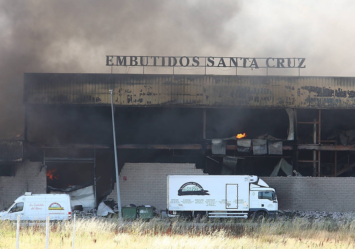 Incendio en una nave de embutidos en el polígono de San Román de Bembibre (León)