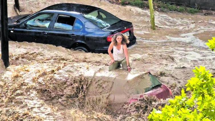 María, la joven aragonesa que trepó al techo de su coche para salvarse de la riada en Zaragoza