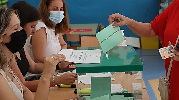Mujeres en una mesa electoral de Córdoba durante unos comicios