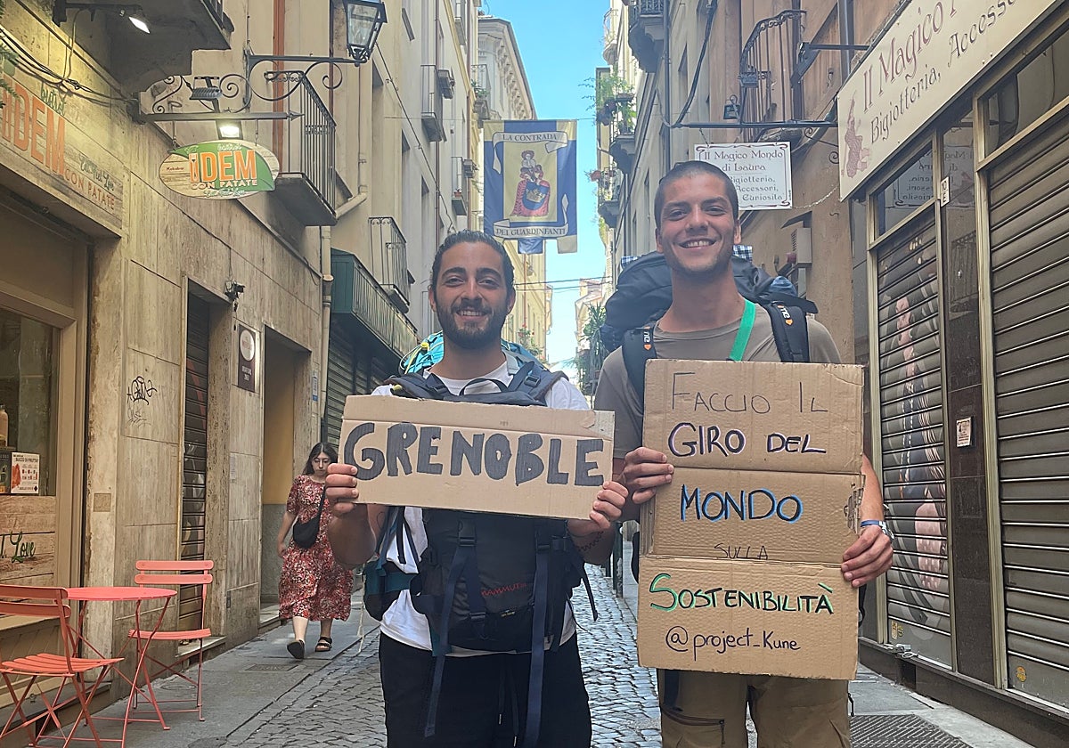 Adrián Lafuente y Tommaso Farina, con sus mochilas de viaje