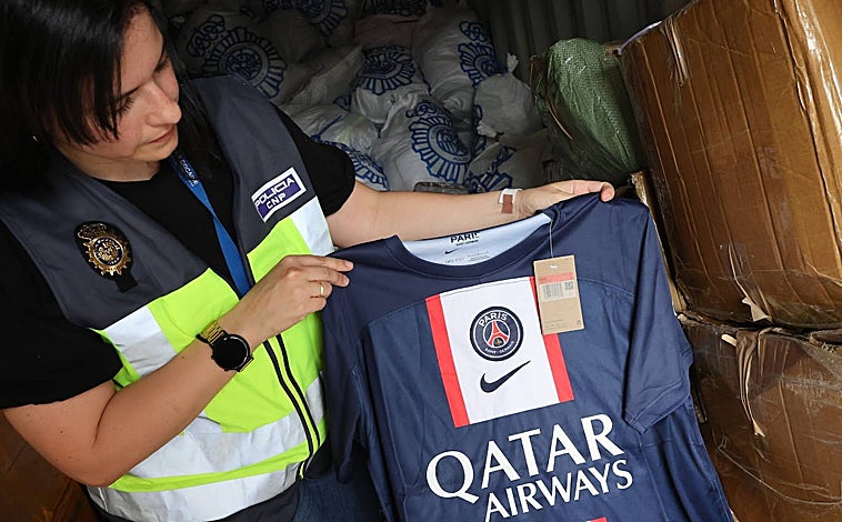 Imagen principal - Es muy habitual encontrarse con equipación deportiva con su falsa etiqueta, pero también botellas de vino, champús, tabaco. Todo lo imaginable