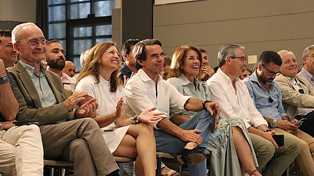 El alcalde de Málaga, Francisco de la Torre; la presidenta del PP provincial, Patricia Navarro; Aznar junto a su mujer, Ana Botella, y el presidente de la Diputación Provincial, Francisco Salado