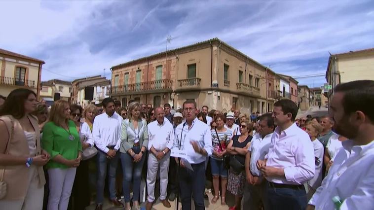 Feijóo promete medidas contra la soledad de los mayores en el medio rural
