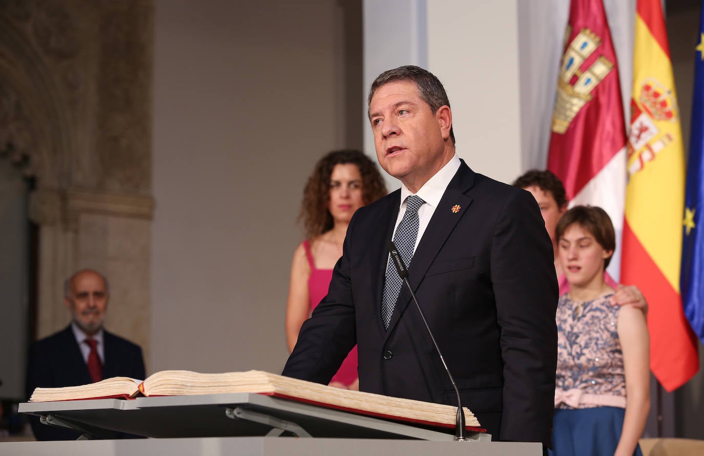 La toma de posesión de Emiliano García-Page como presidente de Castilla-La Mancha, en imágenes