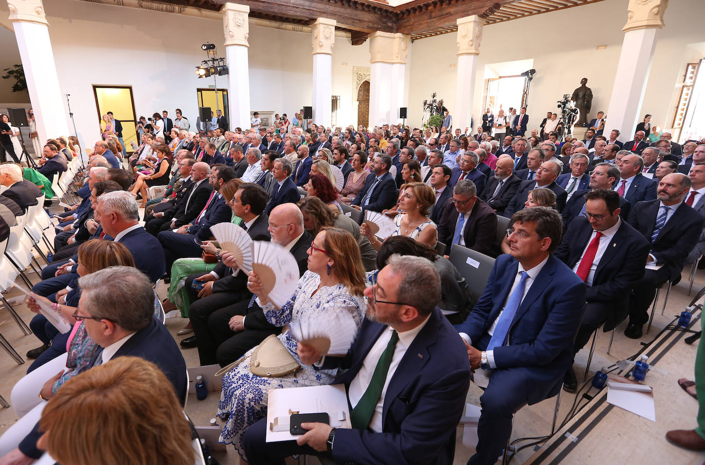 La toma de posesión de Emiliano García-Page como presidente de Castilla-La Mancha, en imágenes