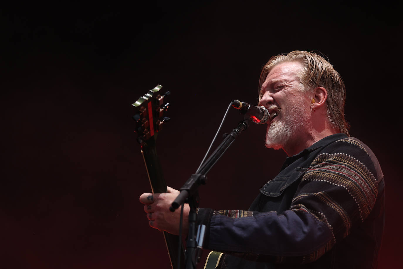 El vocalista Josho Homme de la banda estadounidense Queens of Stone Age durante el concierto