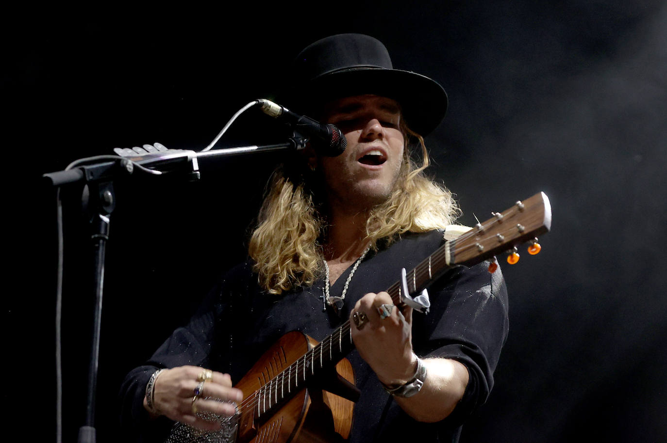 El vocalista y guitarrista del grupo islandes Kaleo, JJ Julius, en su actuación