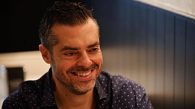 El escrito Pérez Azaústre posa en la entrevista para ABC