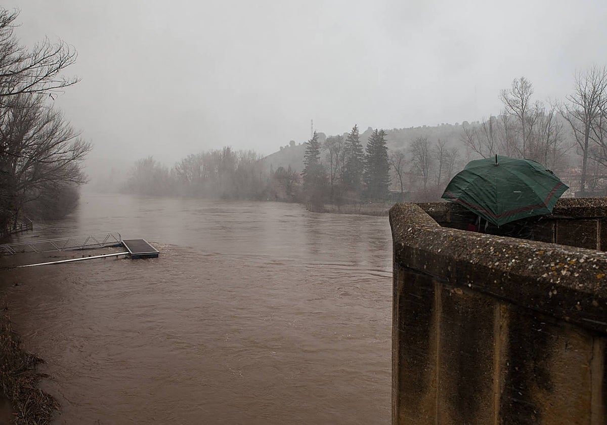 Un viandante observa la crecida del río Duero a su paso por Soria en una imagen de archivo