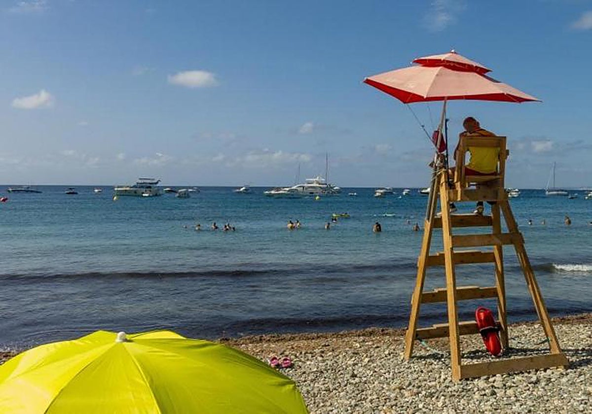 Un socorrista vigila un arenal
