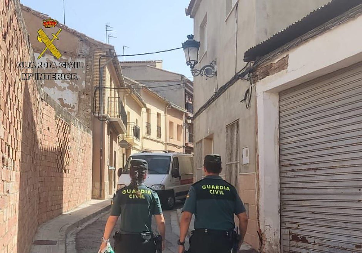 Imagen de dos agentes de la Guardia Civil en la localidad valenciana de Turis
