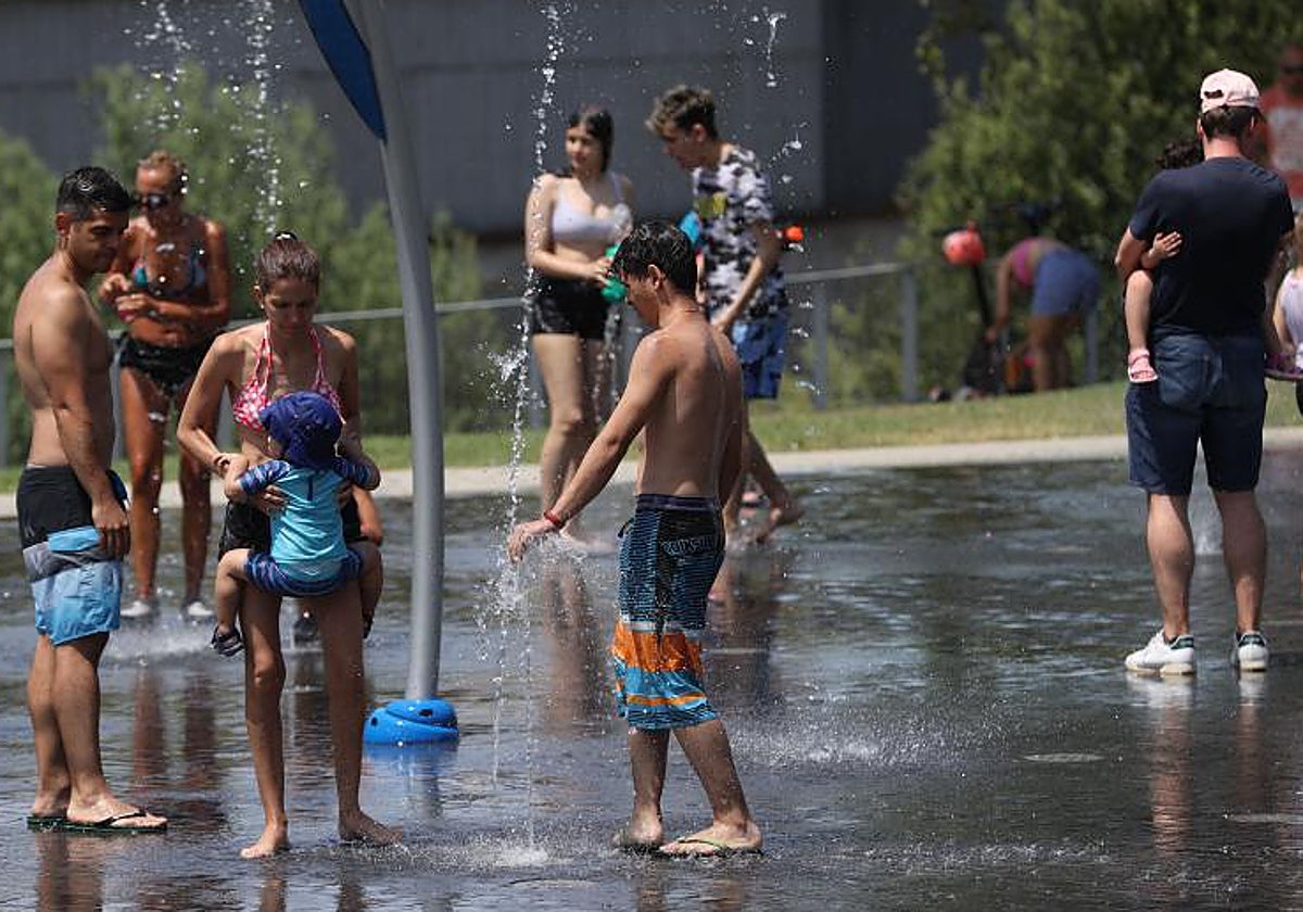 Varios ciudadanos se refrescan en la capital ante las altas temperaturas