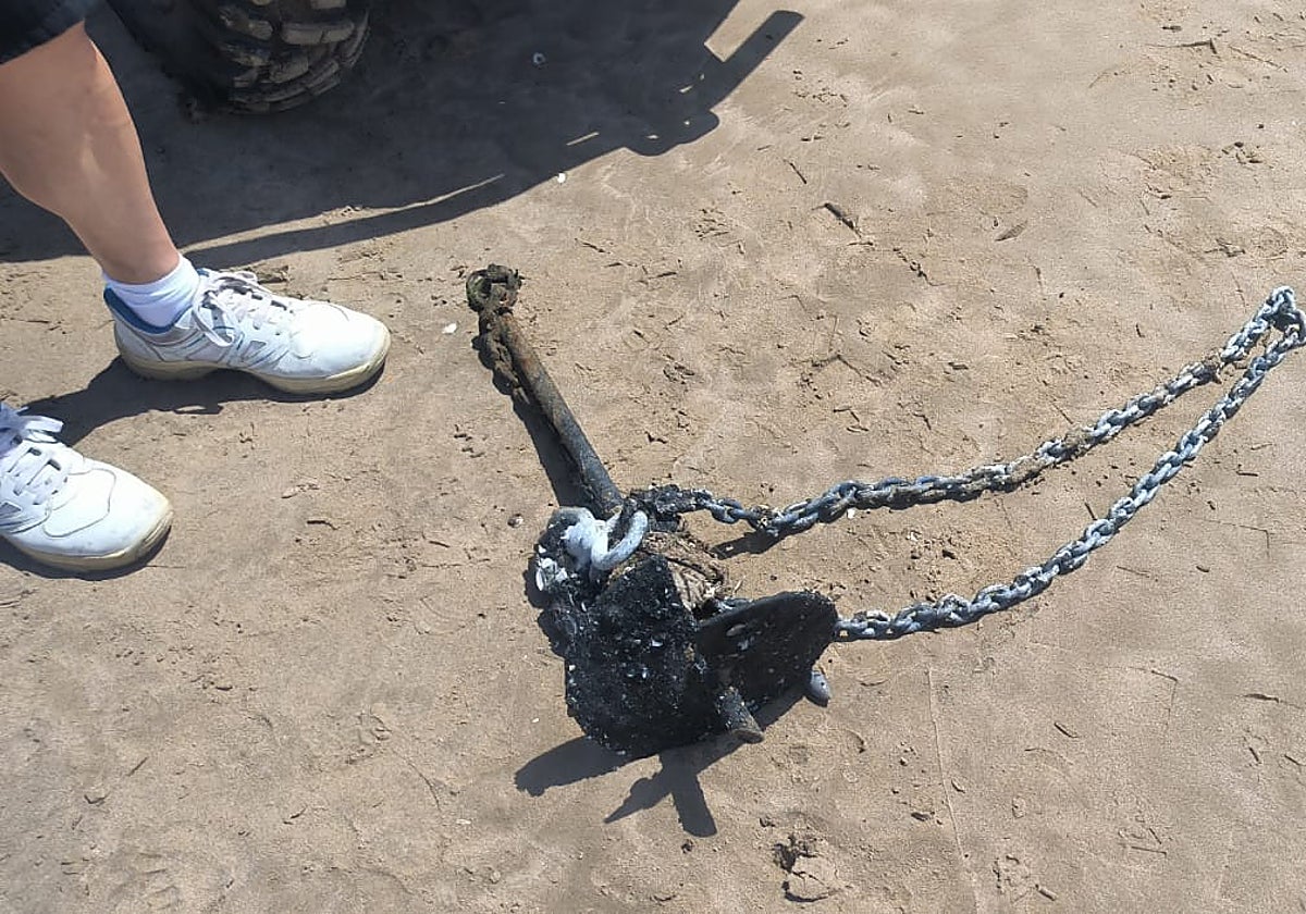 Imagen del ancla aparecida en la playa de La Patacona de Alboraya (Valencia)