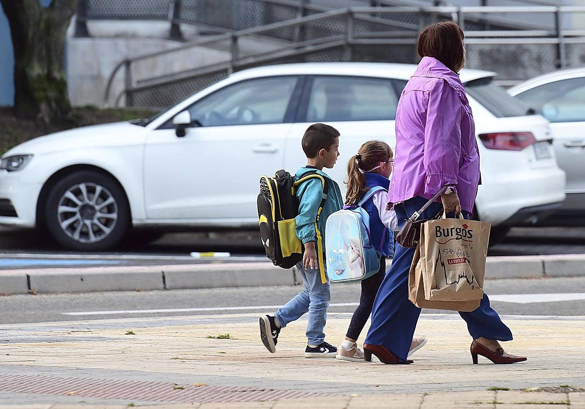 Niños camino al colegio en Burgos