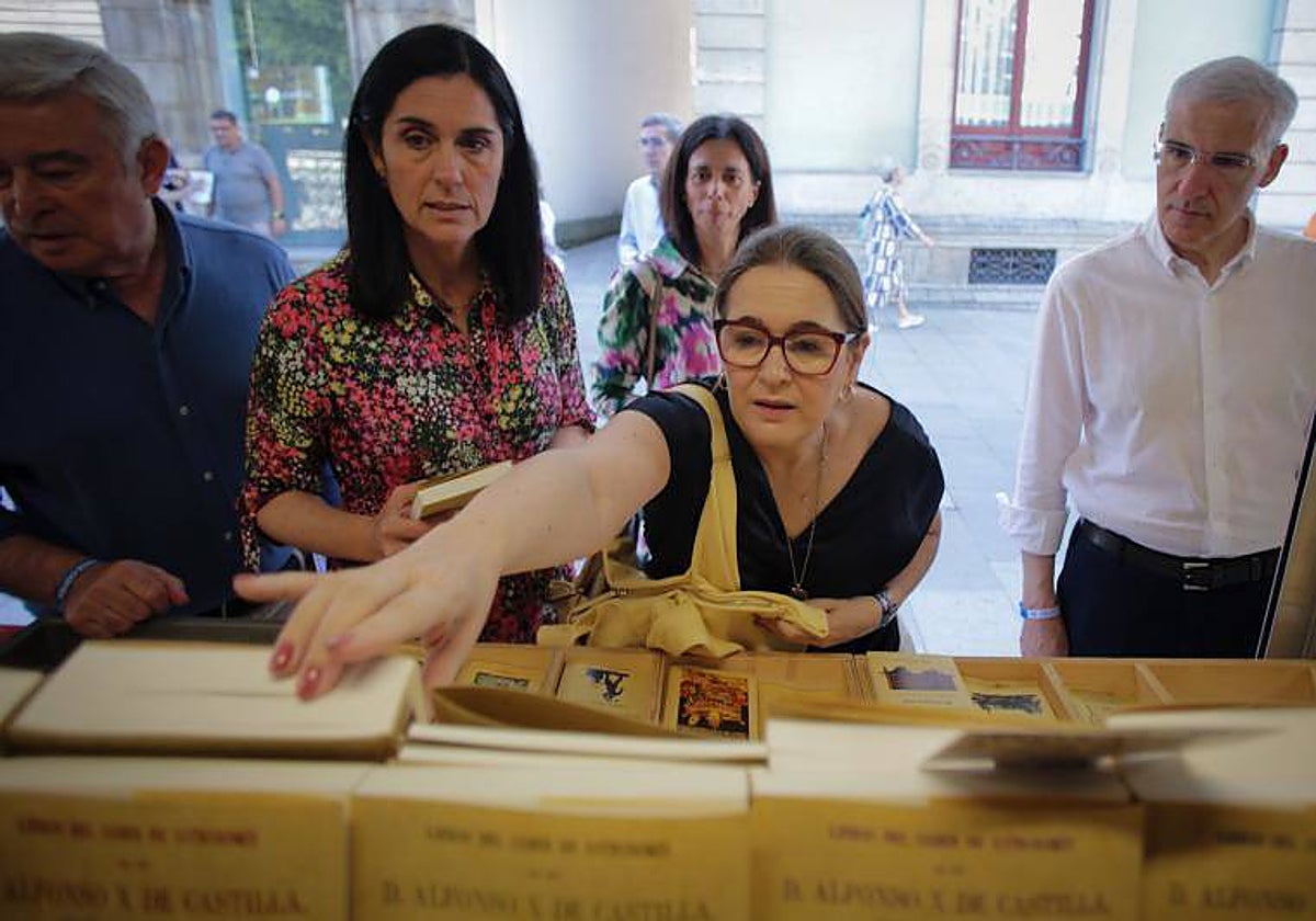 La ex de Ciudadanos Marta Rivera de la Cruz, ahora número dos del PP por Madrid, ha visitado este lunes Lugo acompañada de Paula Prado
