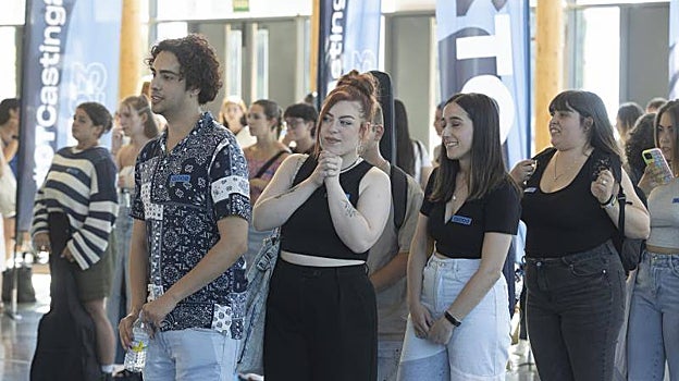Una participante observa una audición poco antes de superar su casting