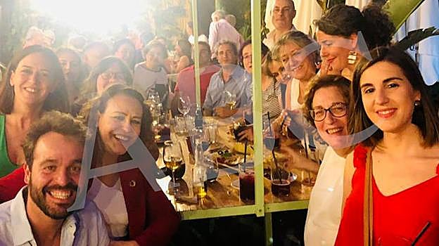 Juan Francisco Serrano (i), Magdalena Valero (centro) y Uxía Tizón (d) en el restaurante Bocanegra